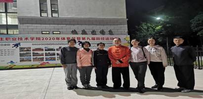 与体育教研室教室合影