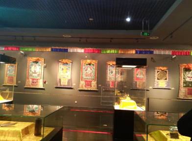 讲解队走进昙石山文化博物馆唐卡展