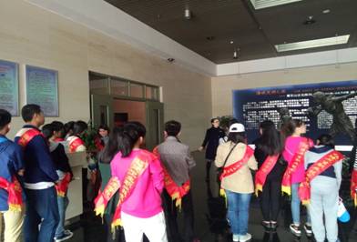 讲解队走进昙石山文化博物馆唐卡展